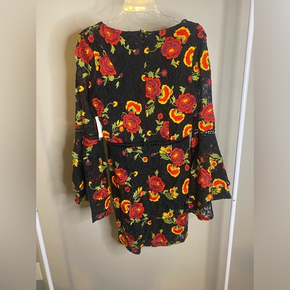 Alexia Admor floral embroidered lace dress with bell sleeves - Picture 5 of 11